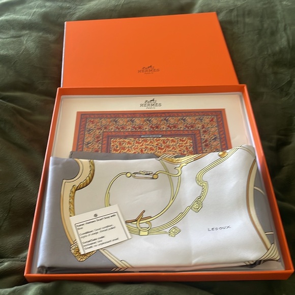 Authentic Hermes "Springs" Carre 90 Silk Scarf Grey EUC🩶💛 with snag - Picture 13 of 13